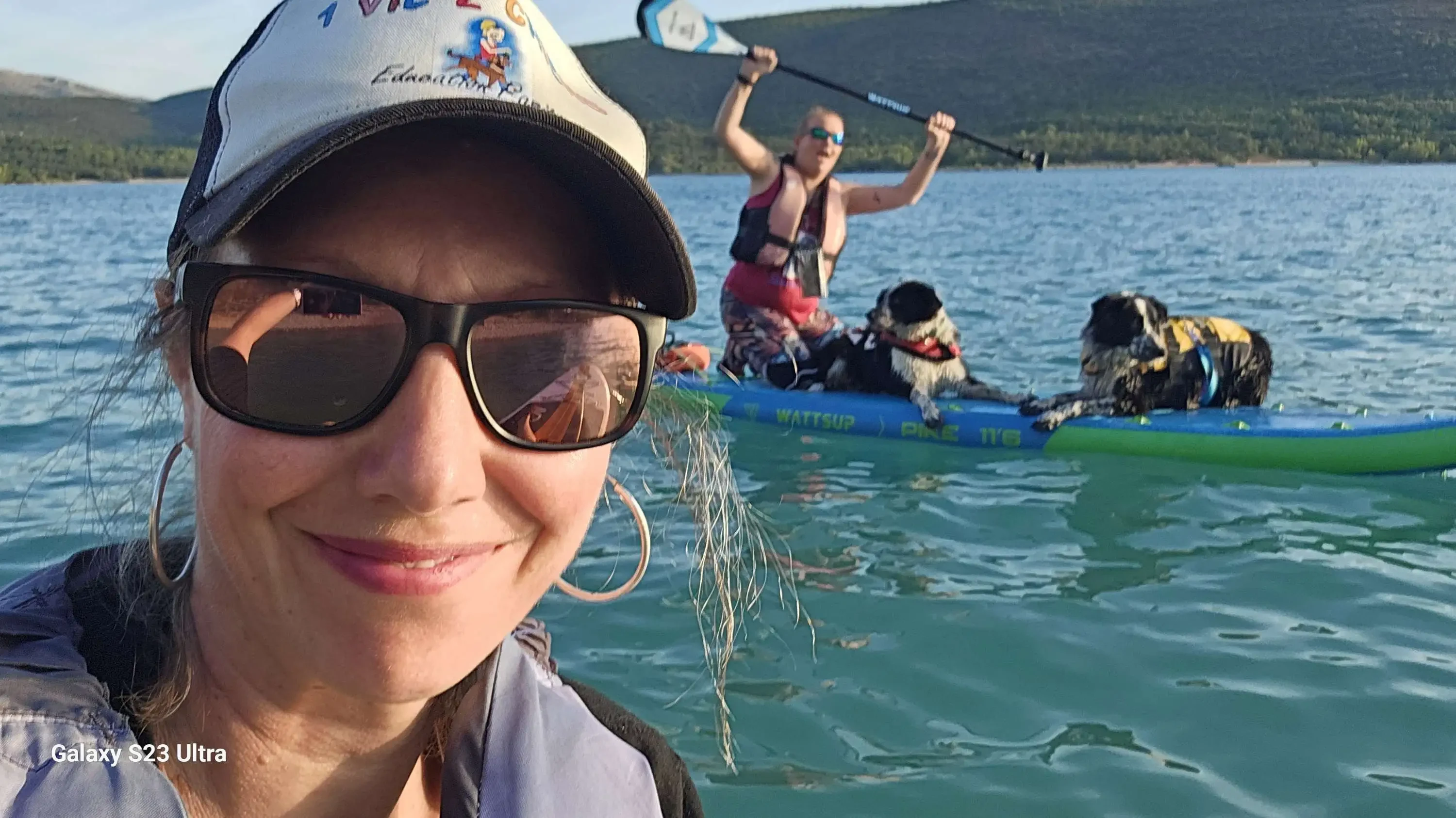 Vanessa au premier plan et un élève heureux qui lève sa pagaie