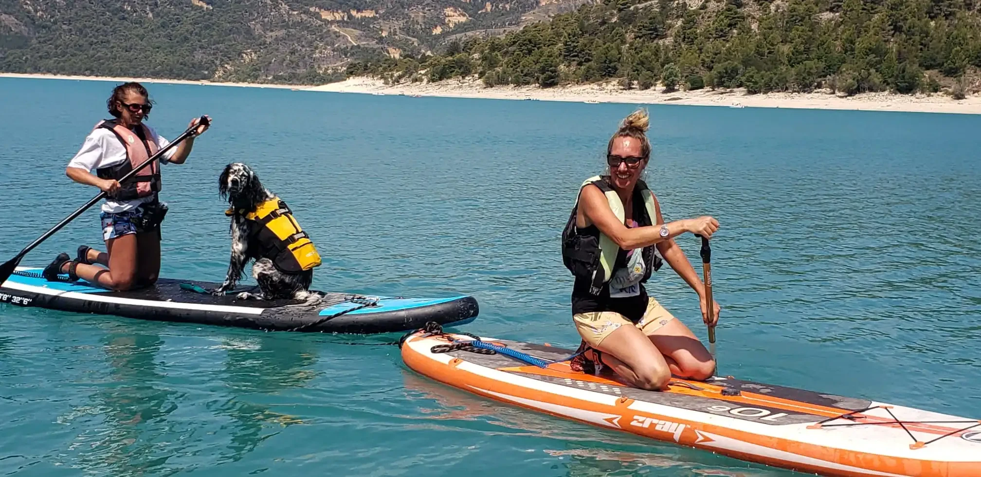 Vanessa et une autre élève sur leurs paddles