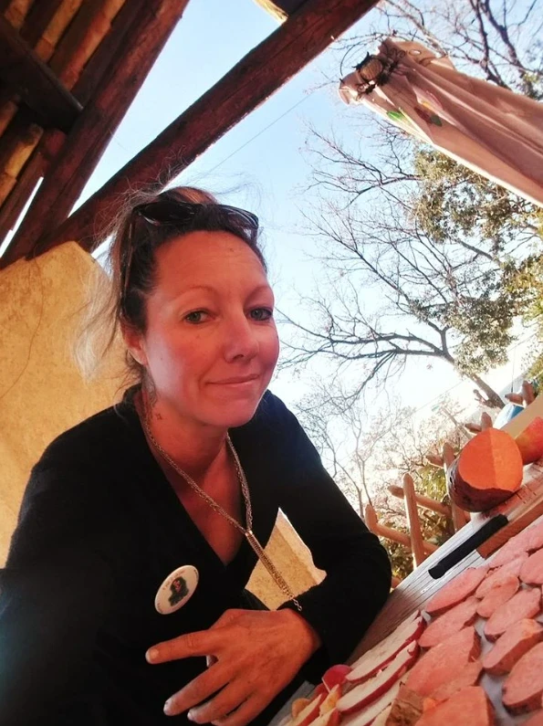 Vanessa qui fait des chips de patates douces